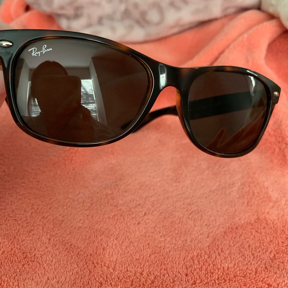 Ray-Ban Sunglasses - Picture 3 of 4